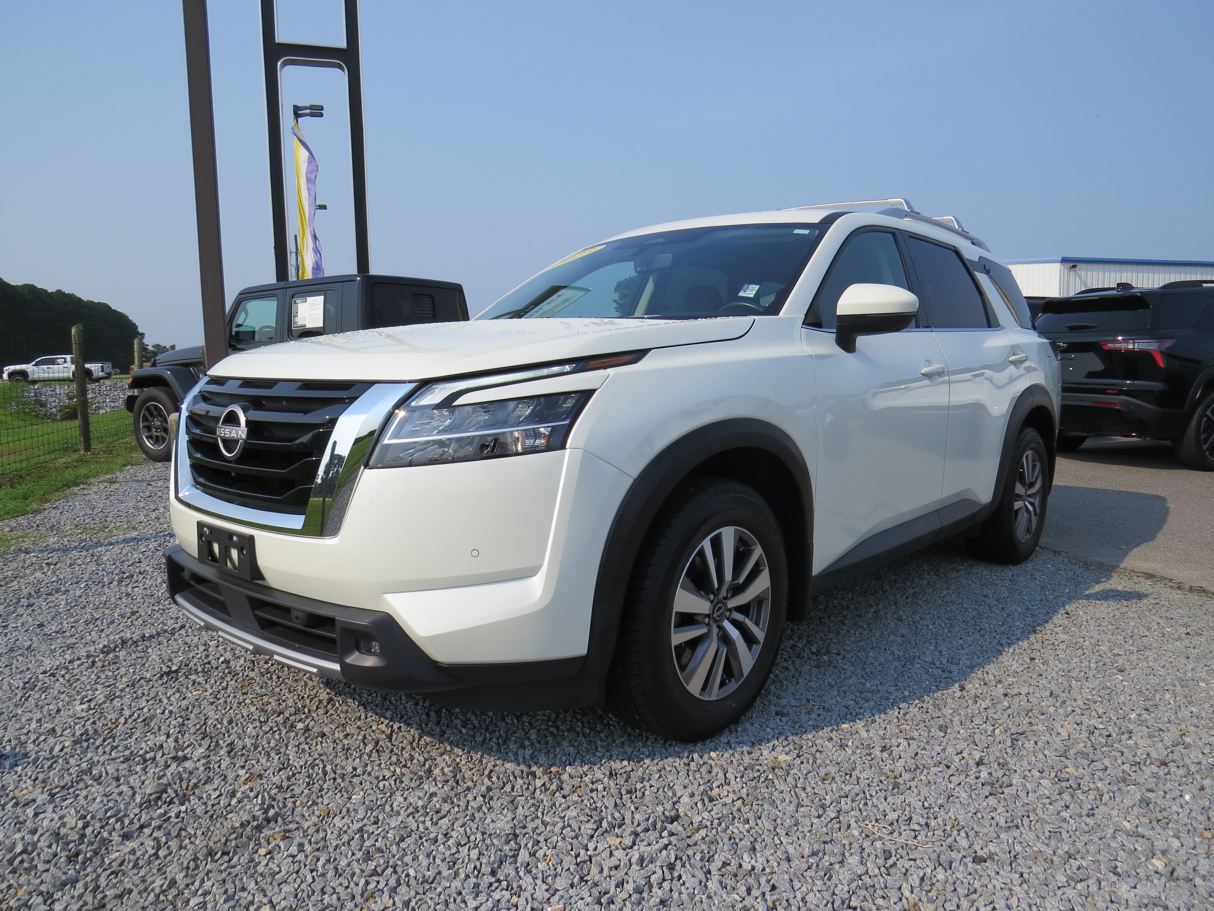 2023 Nissan Pathfinder SL