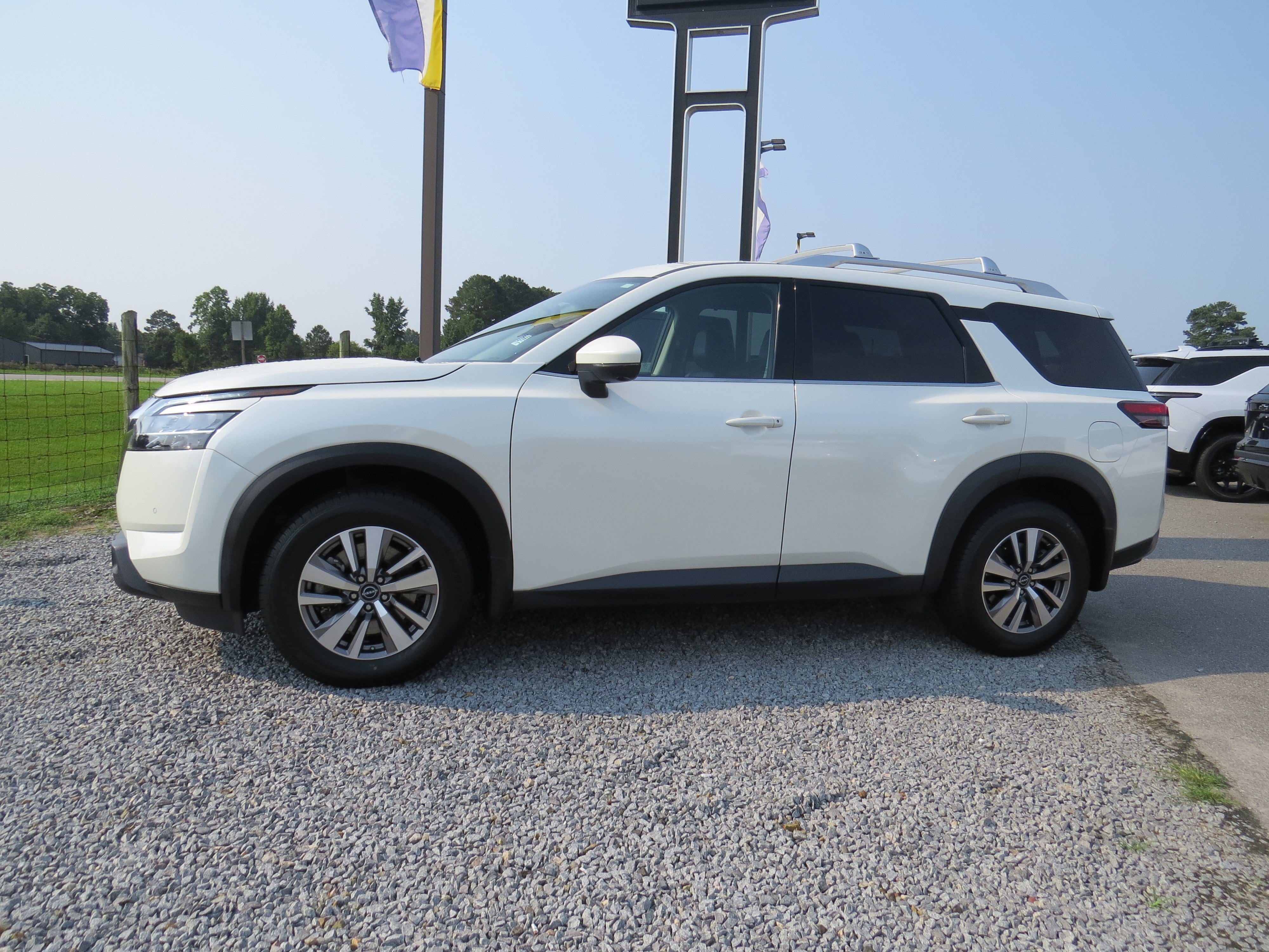 2023 Nissan Pathfinder SL
