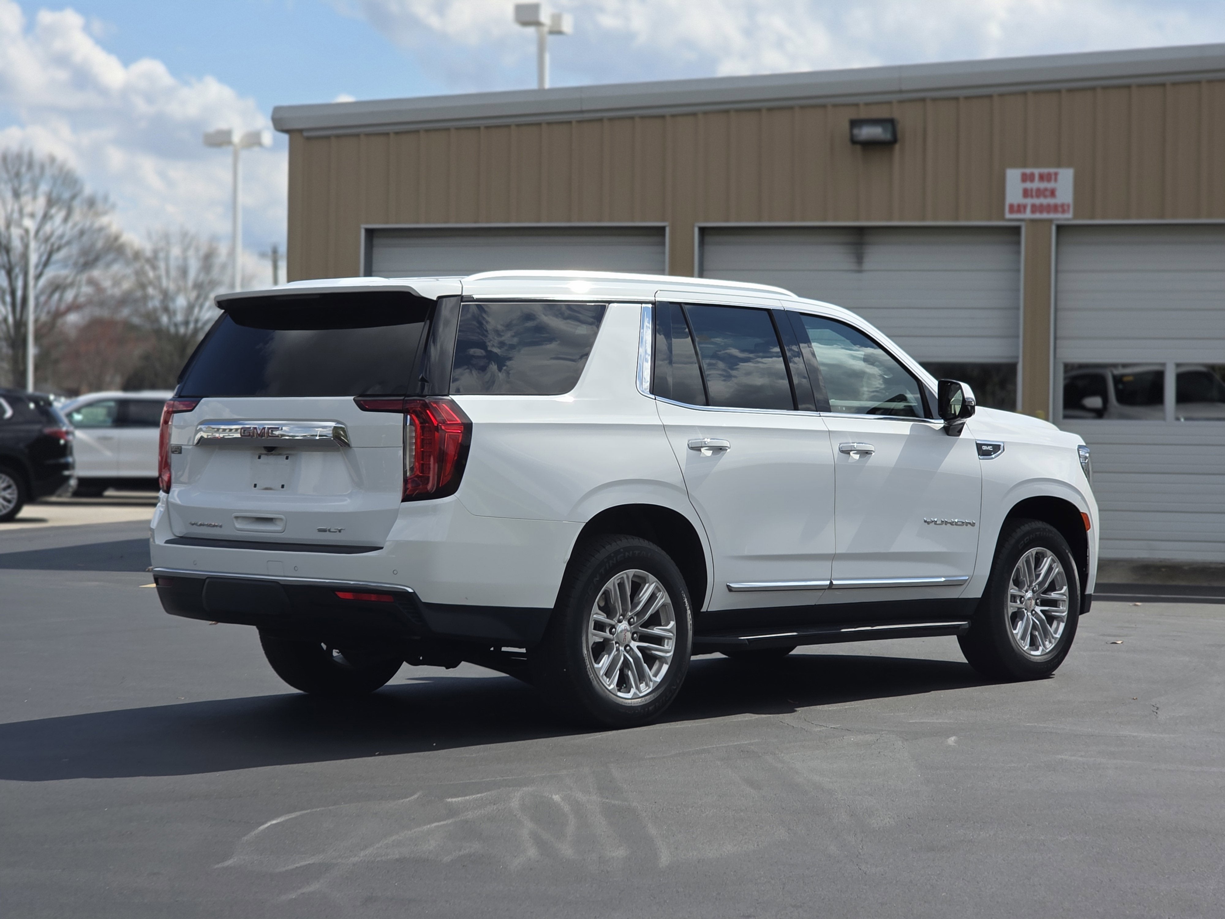 2023 GMC Yukon SLT